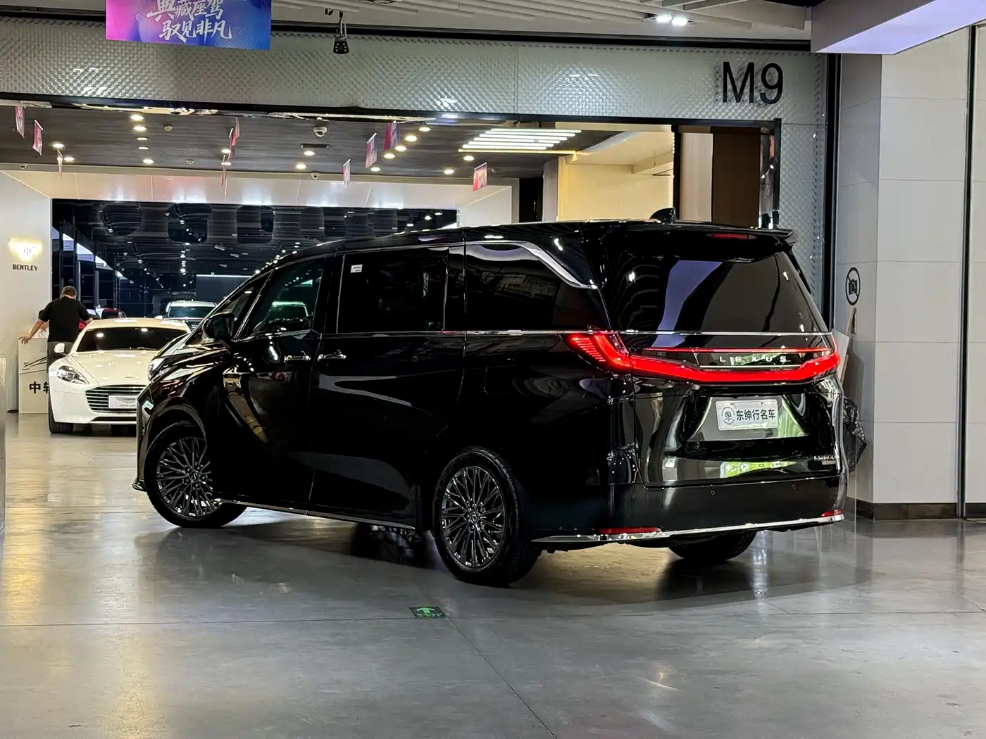 Lexus LM 2023 500h 6-Seater Prestige Edition фото 4