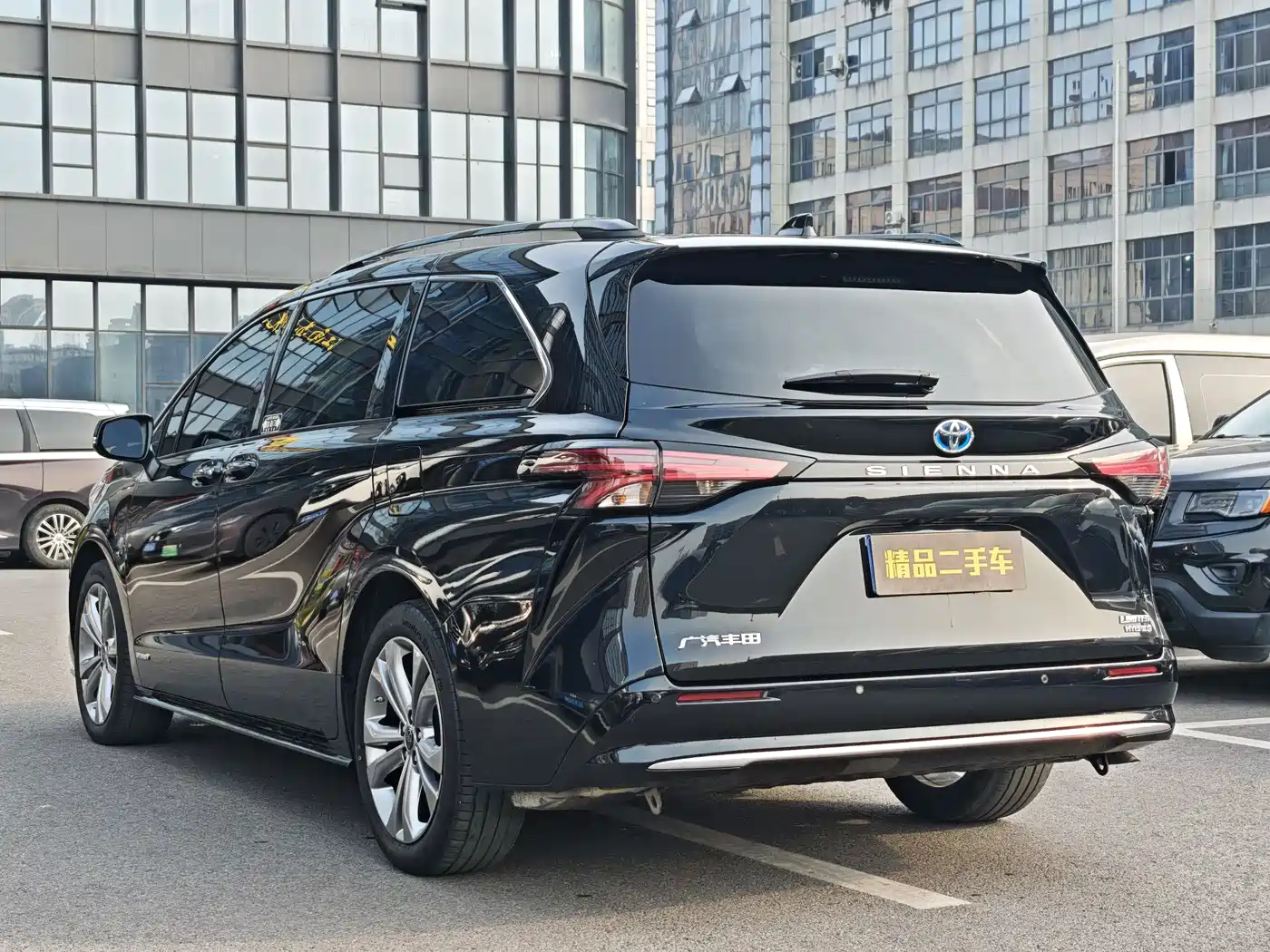 Toyota Sienna 2023 2.5L Hybrid Premium Edition фото 4