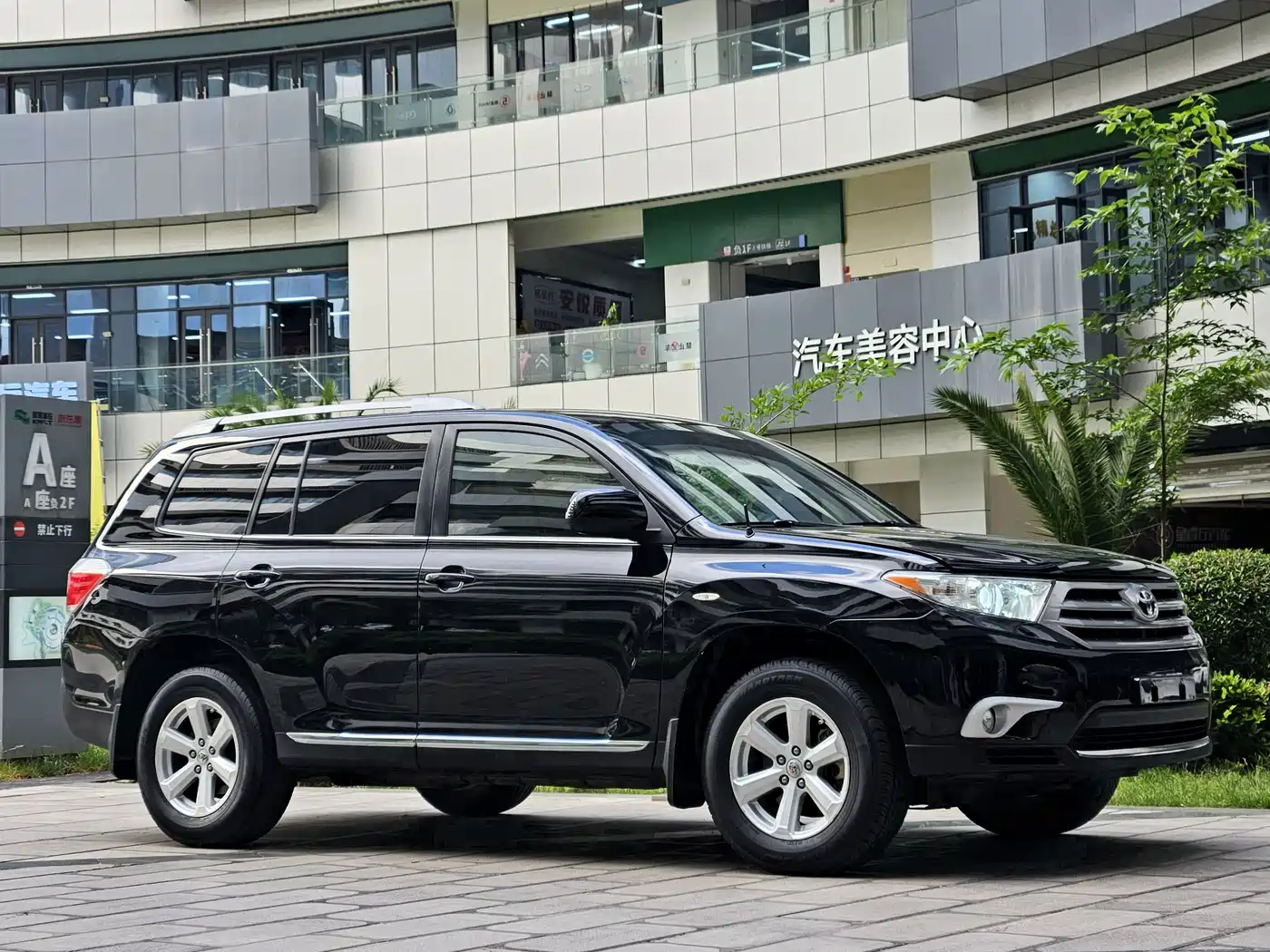 Toyota Highlander 2012 2.7L 2WD 5-seater Elite Edition фото 3