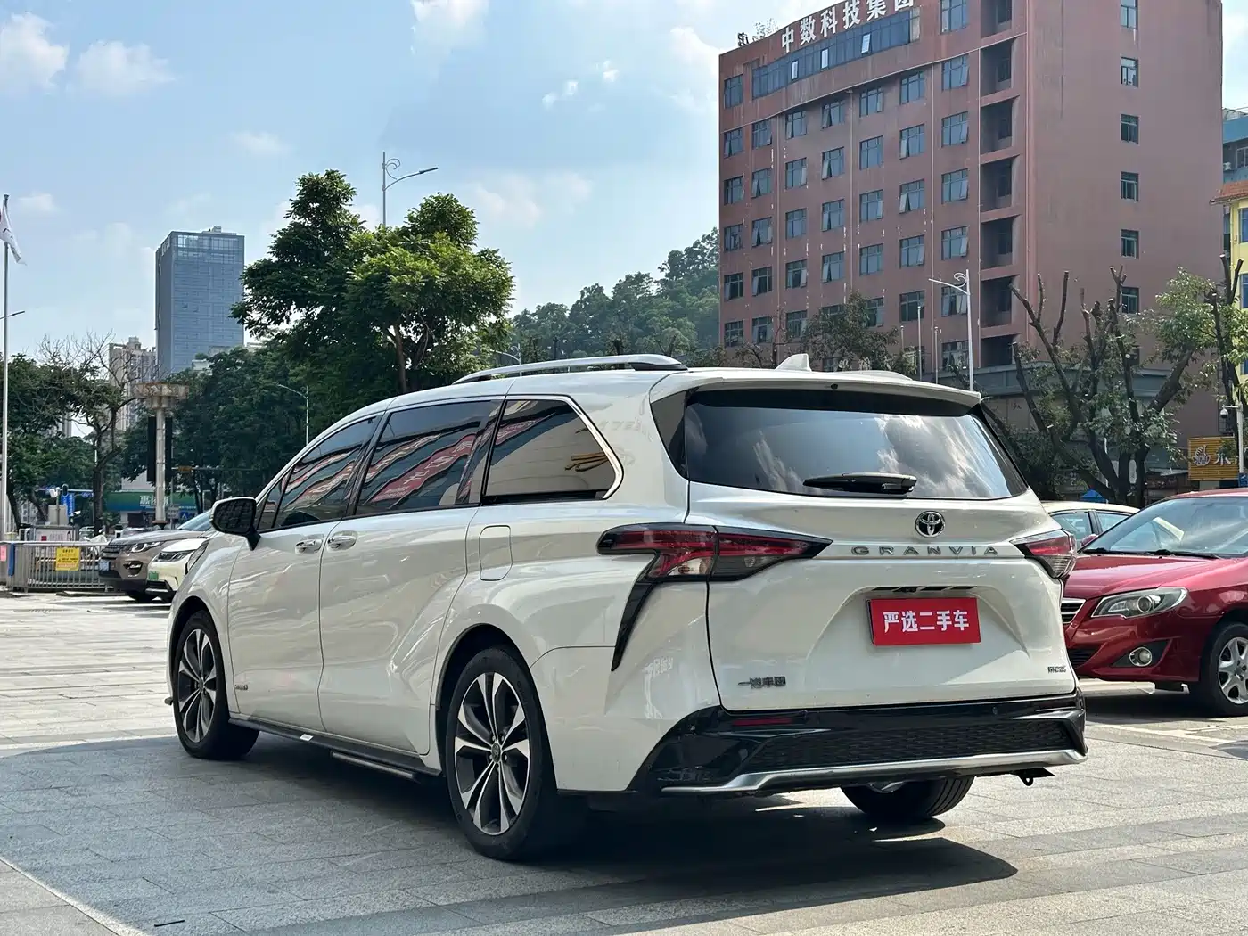 Toyota Granvia 2023 2022 Model Year 2.5L Hybrid Flagship Edition