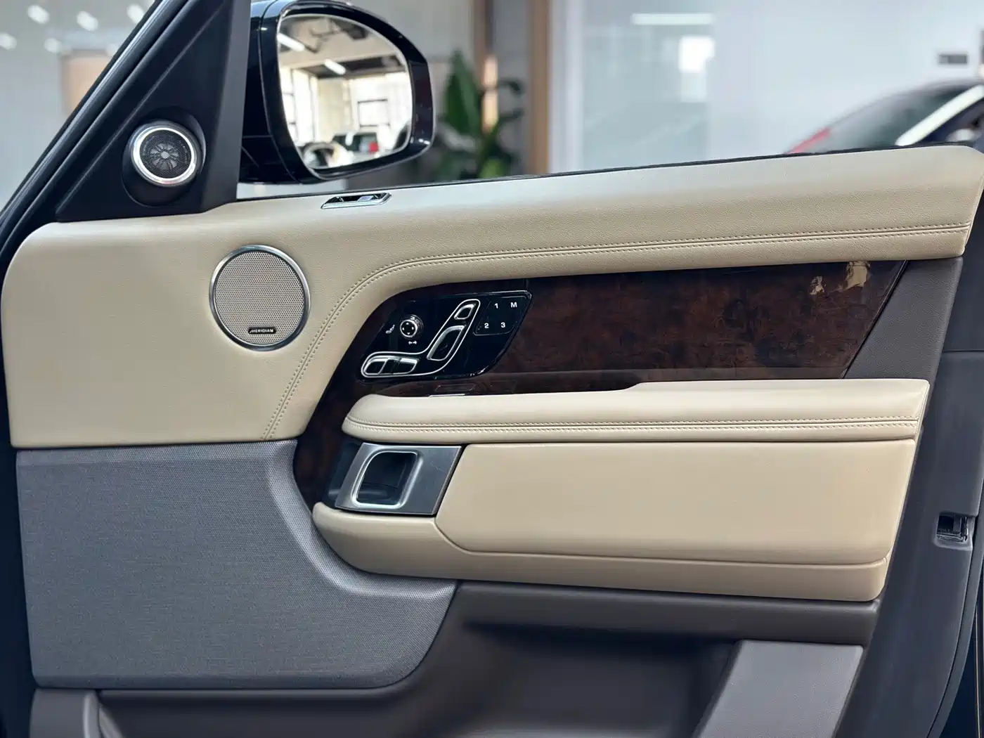 Land Rover Range Rover 2021 3.0 L6 Heritage Edition фото 7