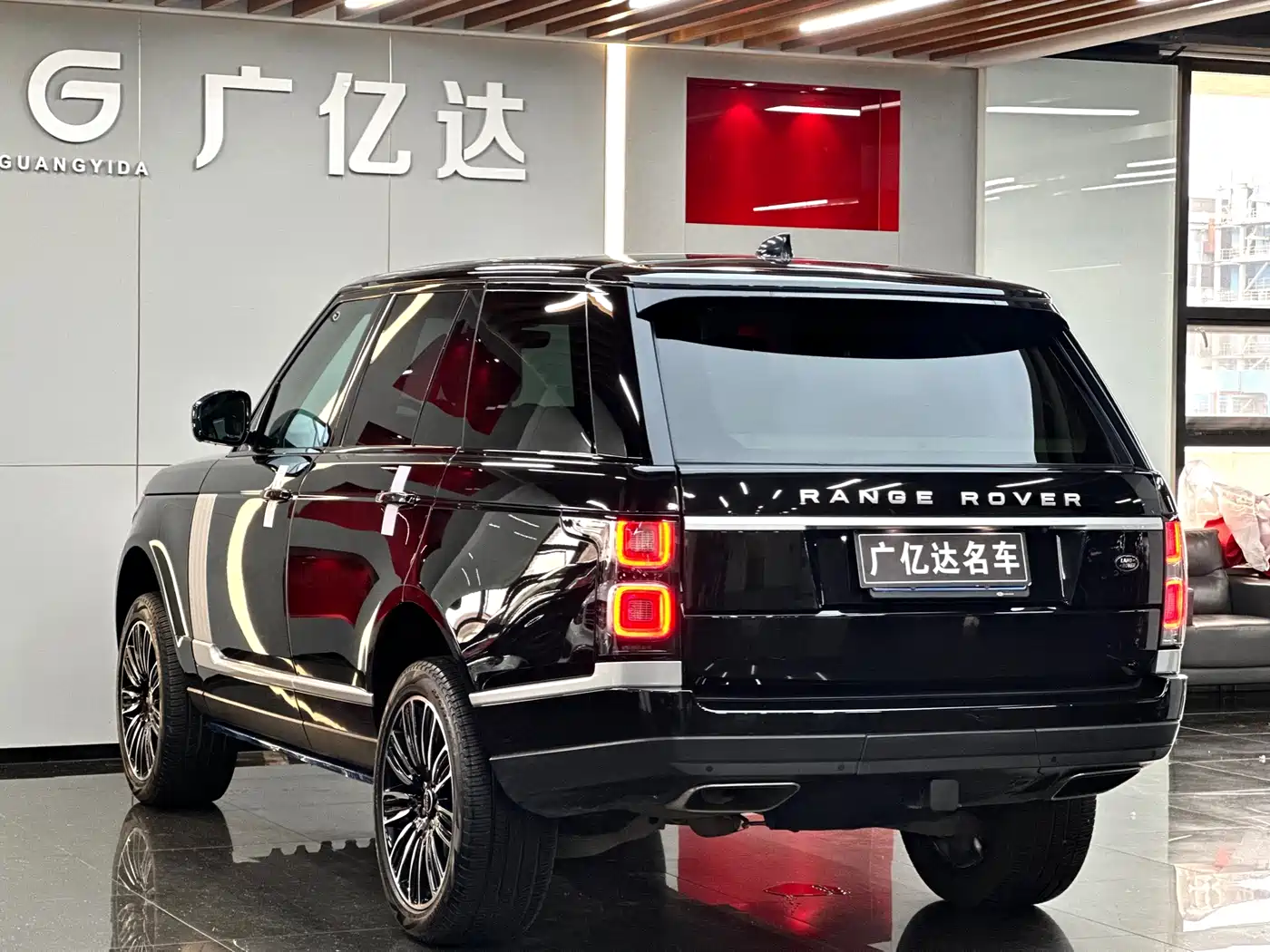 Land Rover Range Rover 2021 3.0 L6 Heritage Edition фото 31