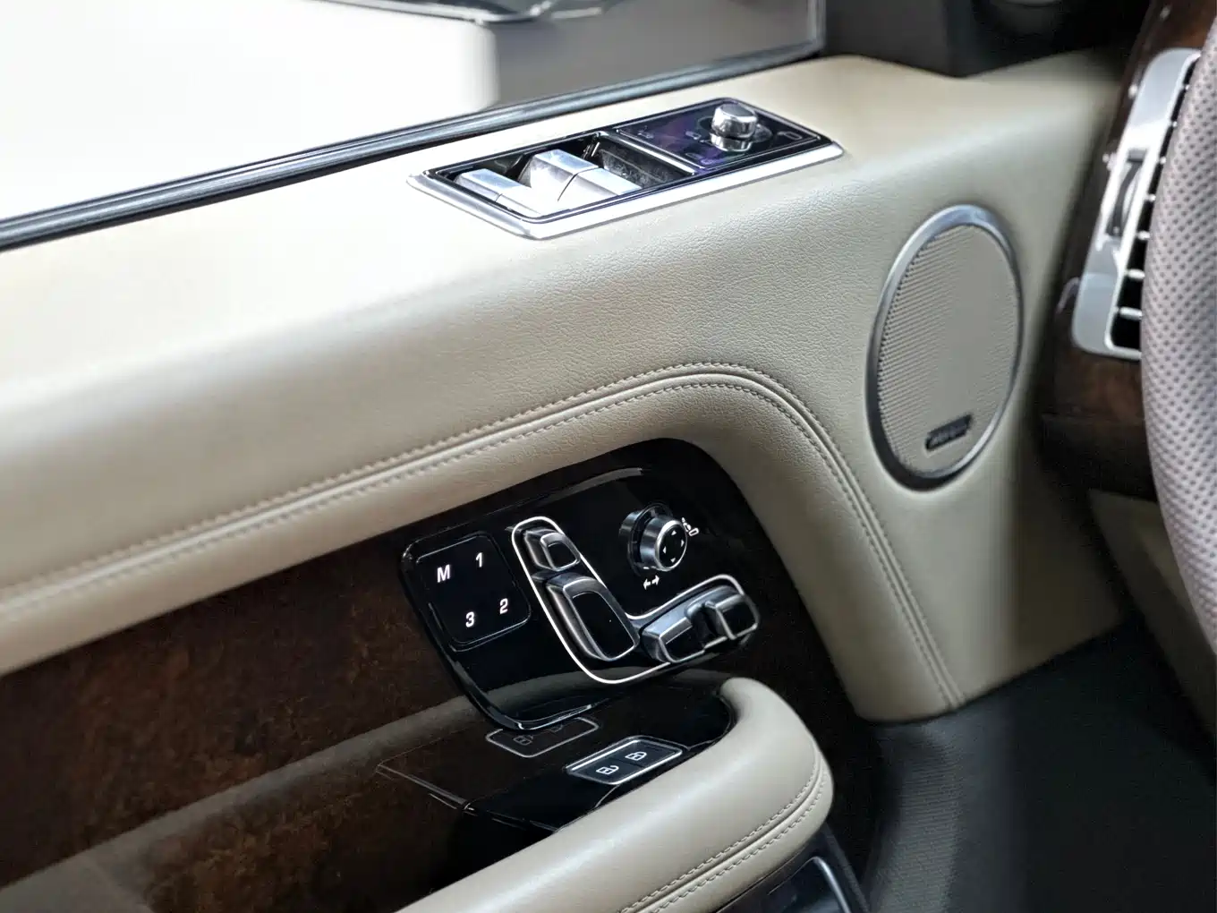 Land Rover Range Rover 2021 3.0 L6 Heritage Edition фото 24