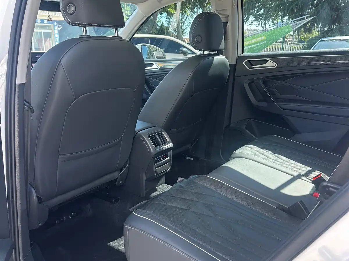Volkswagen Tiguan L 2021 330TSI Automatic 2WD R-Line Premium фото 12