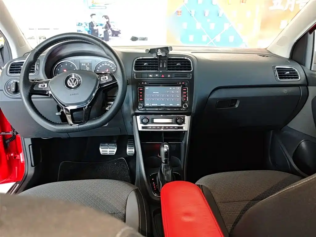 Volkswagen Polo 2014 1.6L Cross Polo Automatic фото 6