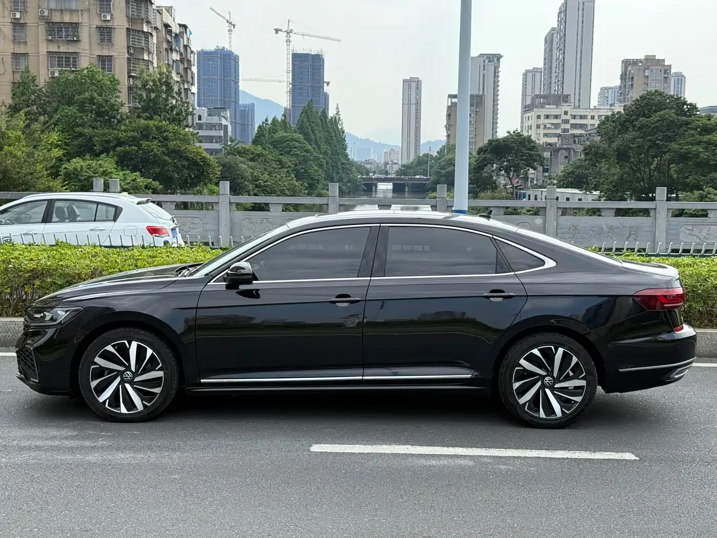 Volkswagen Passat 2022 330TSI Starlight Elite Edition фото 4