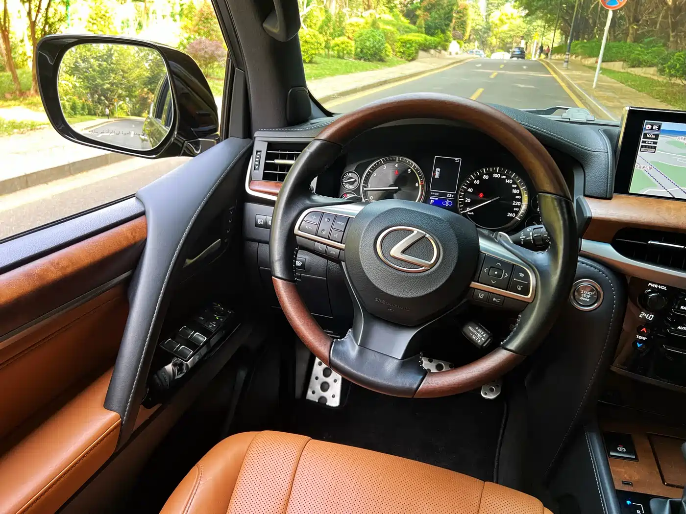 Lexus LX фото 7
