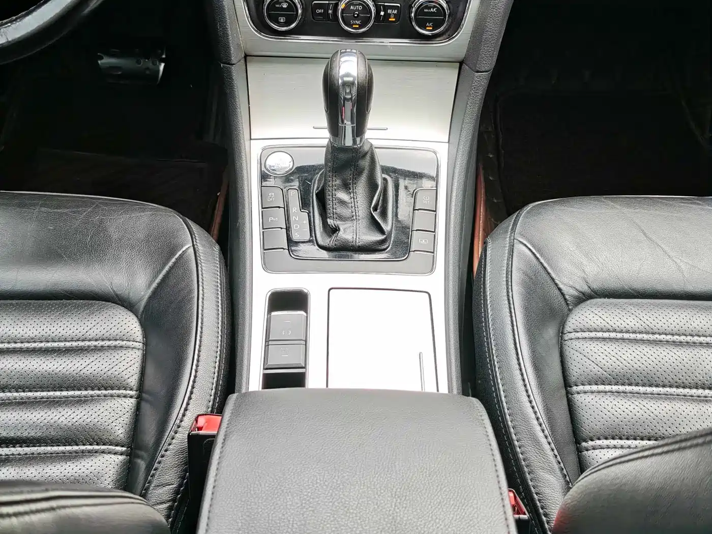 Volkswagen Passat 2014 1.8TSI DSG Executive Edition фото 21