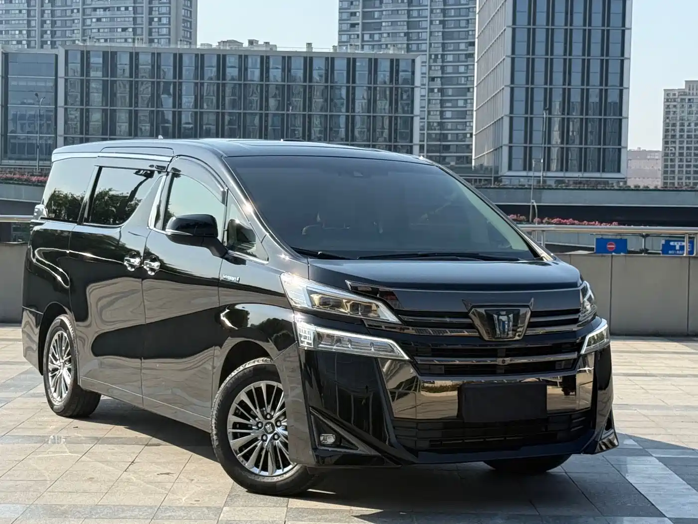 Toyota Vellfire 2021 Crown Hybrid 2.5L HV Premium Edition фото 3