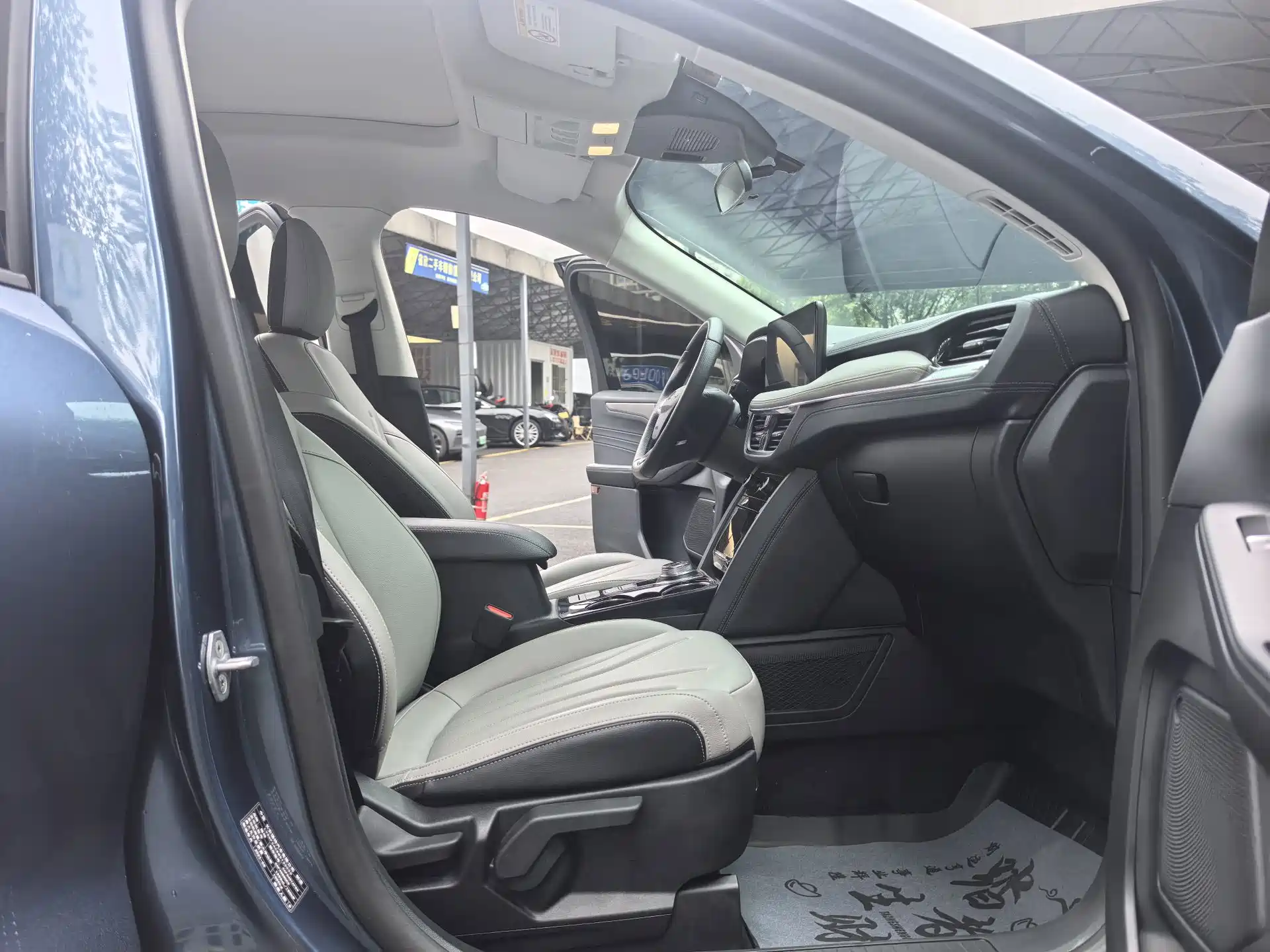 Photo 12 - Ford Escape