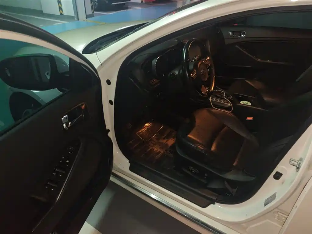 Kia K5 2015 2.0L Automatic LUX фото 12