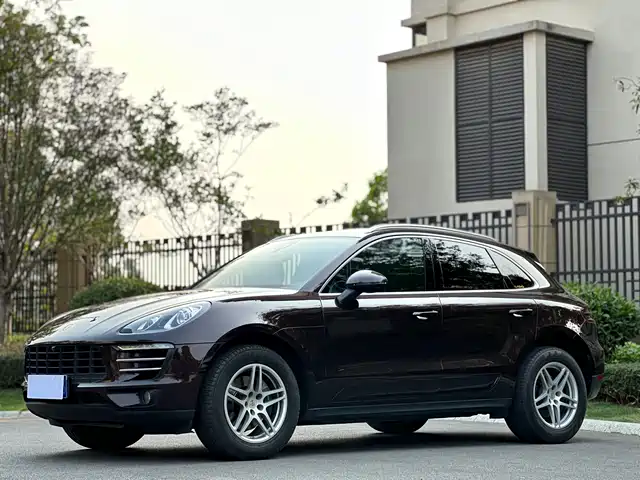 PORSCHE MACAN