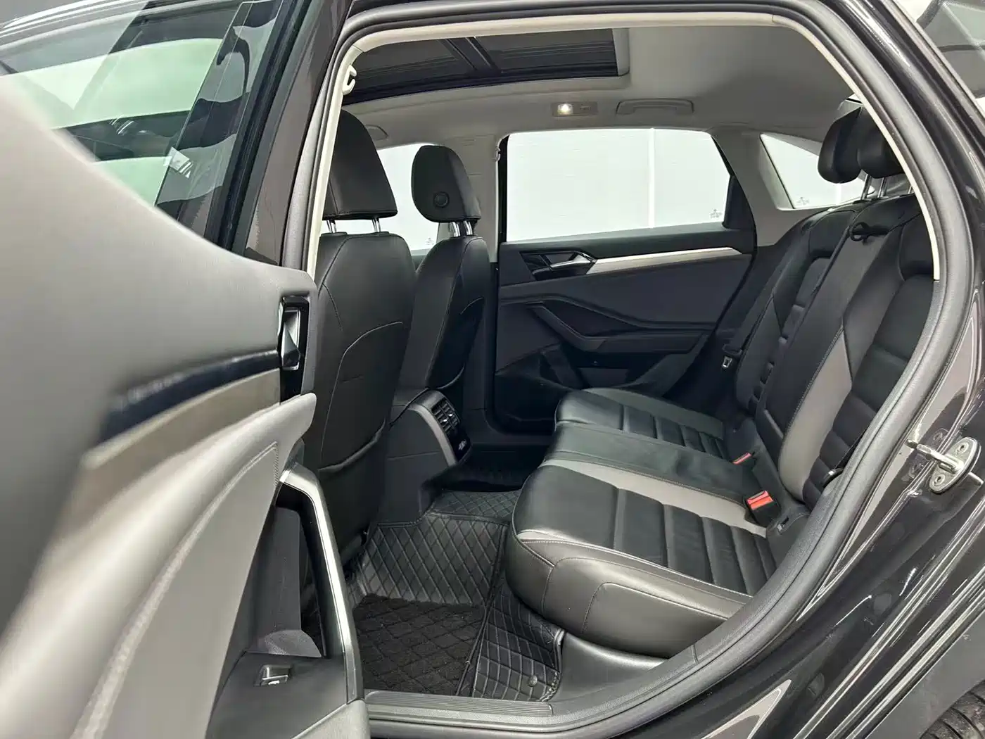 Volkswagen Sagitar 2022 280TSI DSG Surpassing Edition фото 18