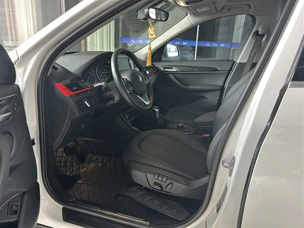 BMW X1 2018 sDrive20Li Leading Model фото 13