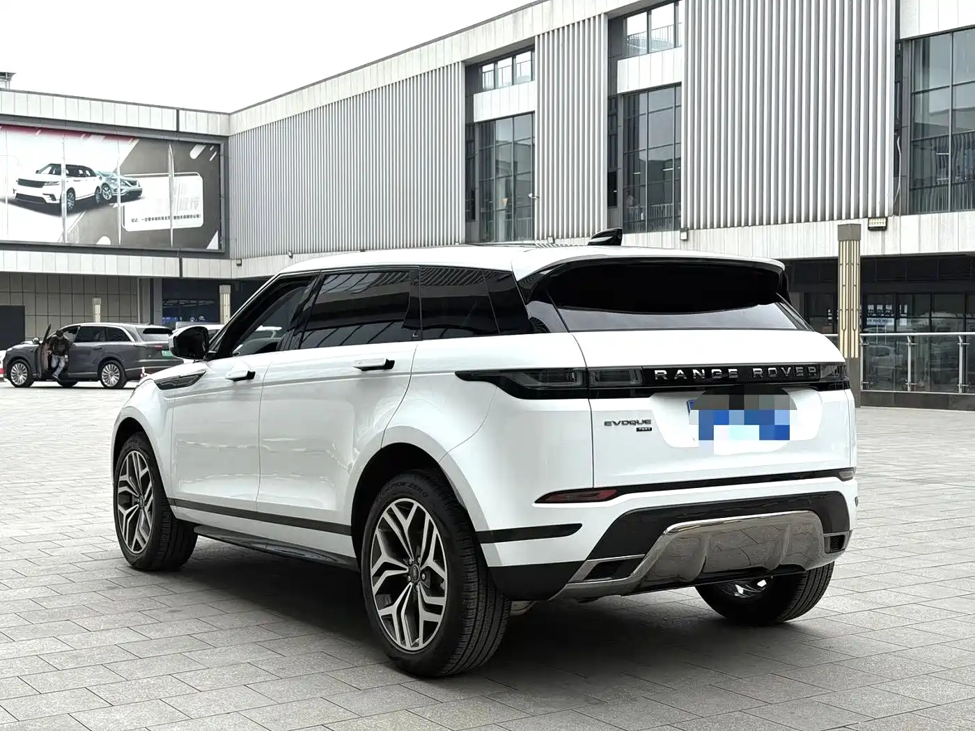 Land Rover Range Rover Evoque 2023 Range Rover Evoque L 249PS Luxury Edition фото 9