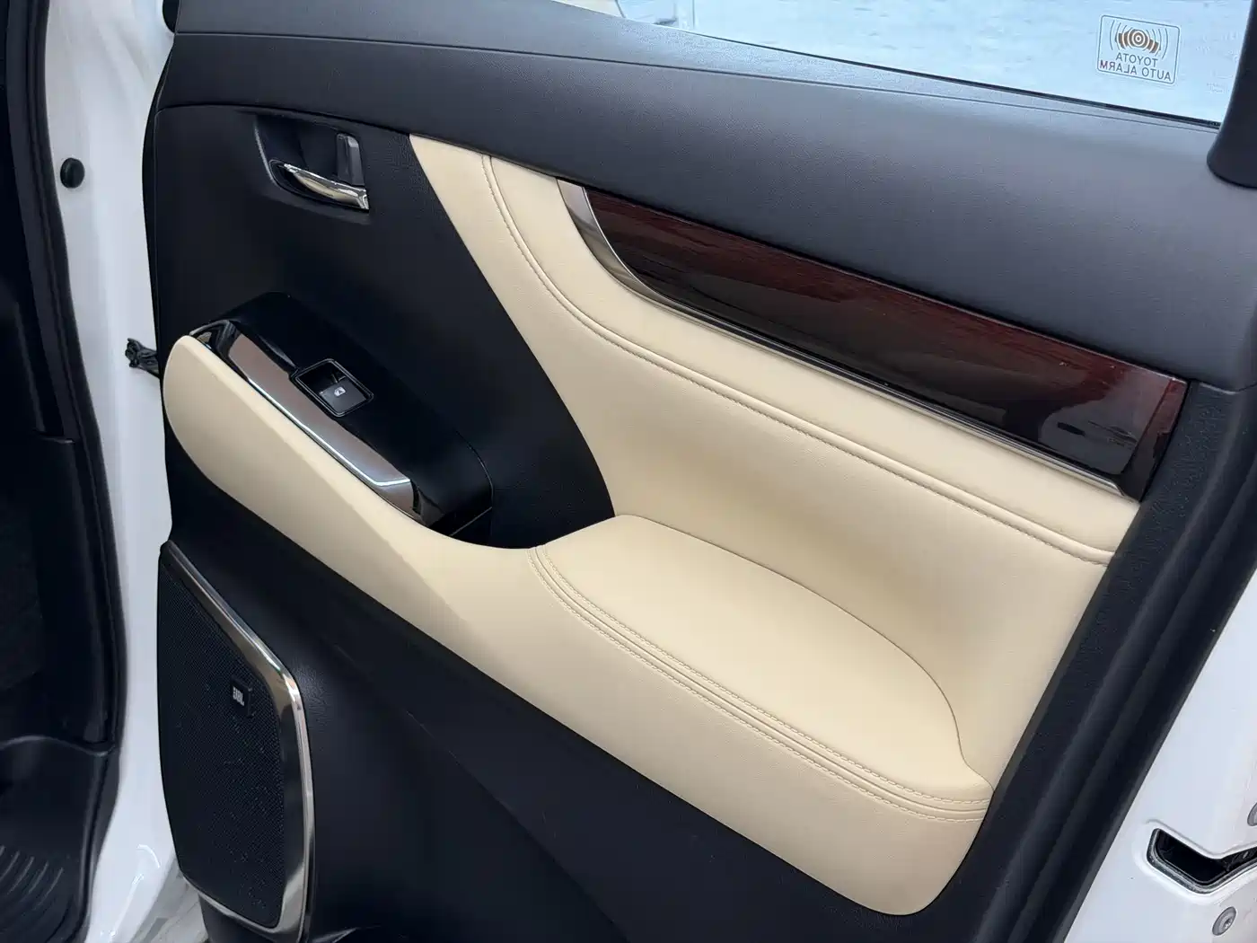 Toyota Alphard 2018 3.5L Luxury фото 13