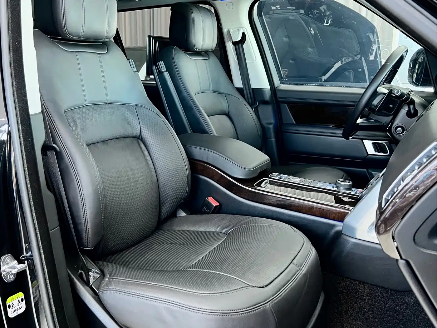 Land Rover Range Rover 2021 3.0 L6 Heritage Extended Classic Edition фото 8