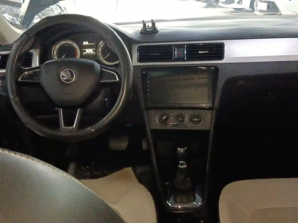 Škoda Rapid 2018 1.6L Automatic Comfort Edition фото 10