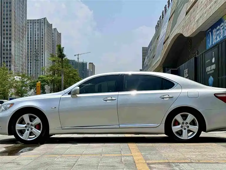 Photo 7 - Lexus LS