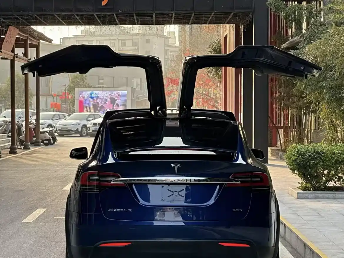 TESLA MODEL X