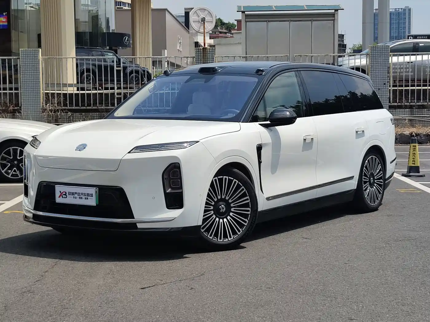 Nio ES8