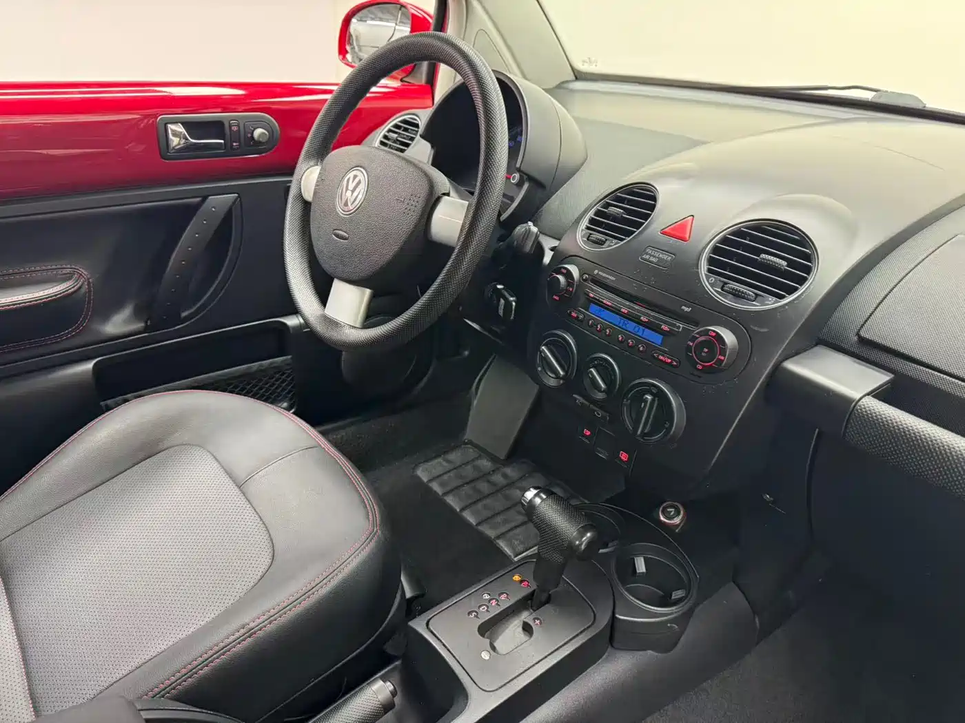 Volkswagen Beetle 2010 Model 1.6 AT фото 12