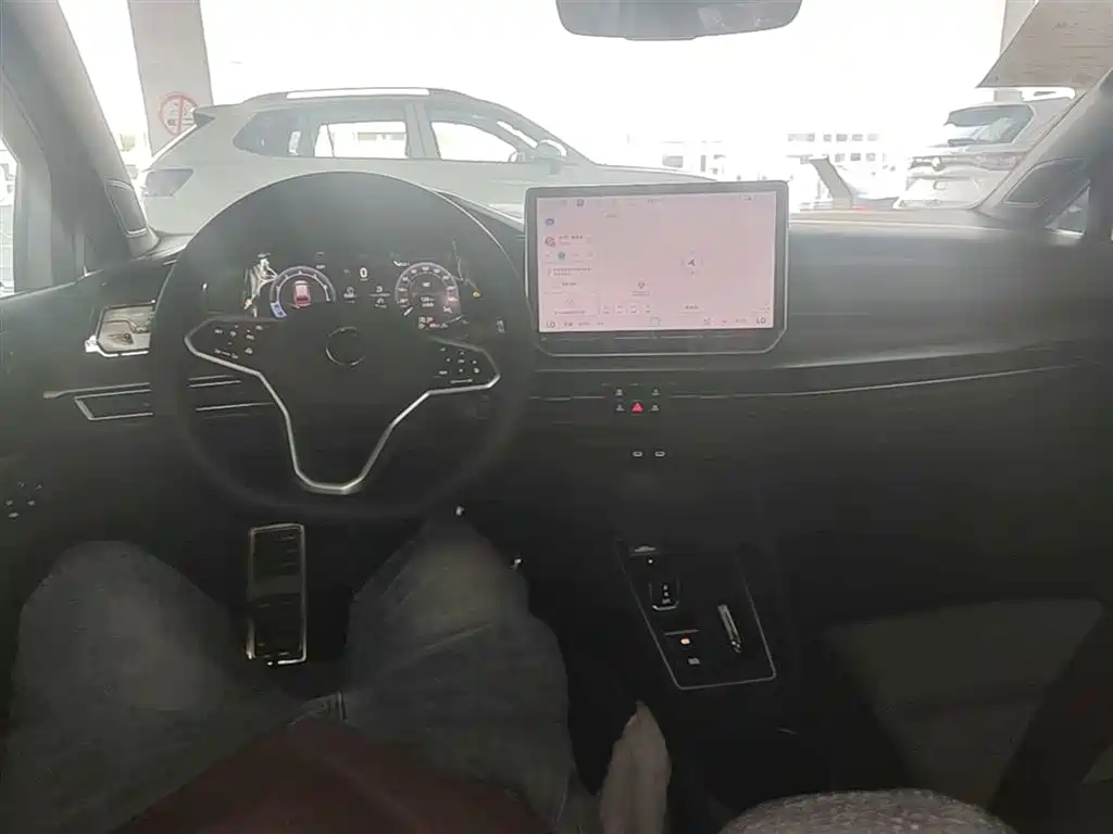 Volkswagen Golf 2025 300TSI R-Line фото 10