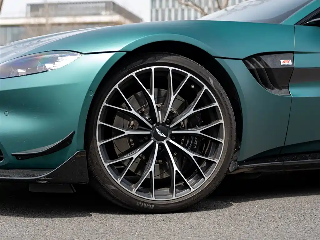 ASTON MARTIN V8 VANTAGE