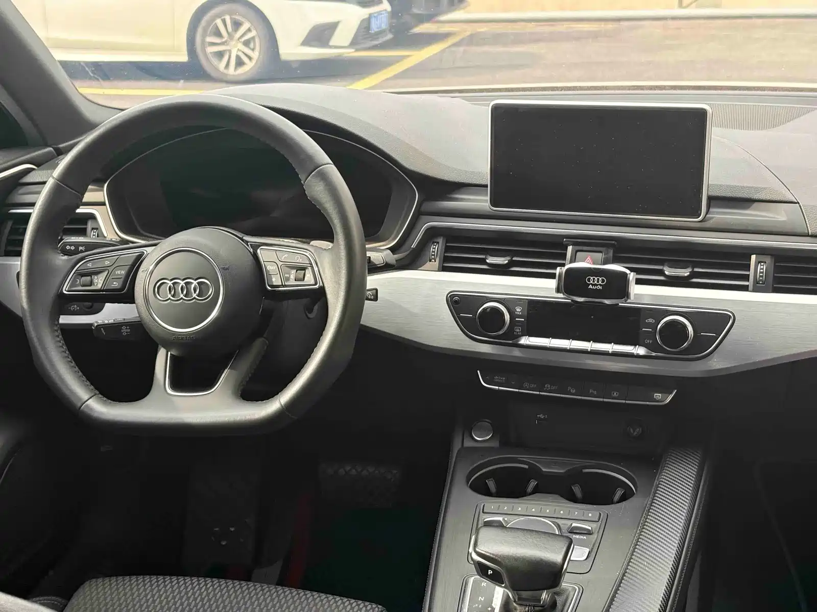 Фото 17 - Audi A4L