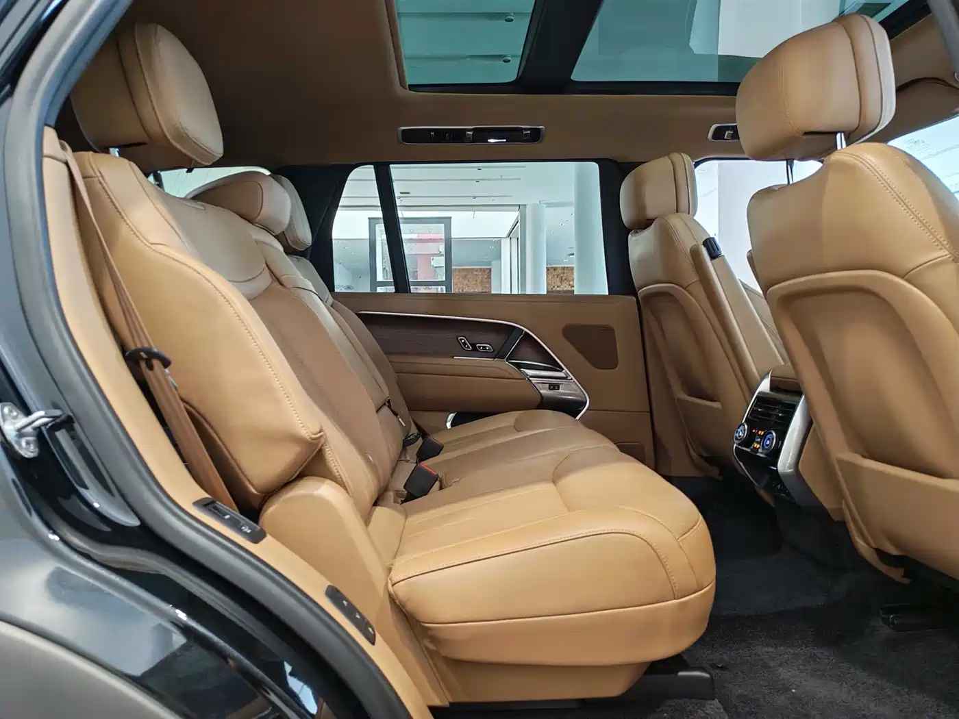 Land Rover Range Rover 2023 3.0 L6 400PS Golden Age 7-Seater Long Wheelbase фото 19