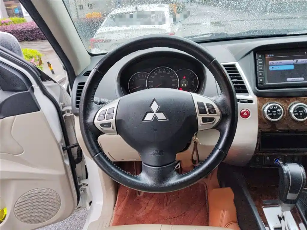 Mitsubishi Pajero Sport 2013 3.0L Automatic 4WD Flagship фото 3