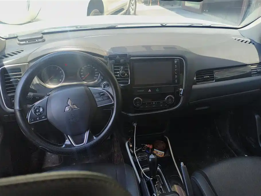 MITSUBISHI OUTLANDER