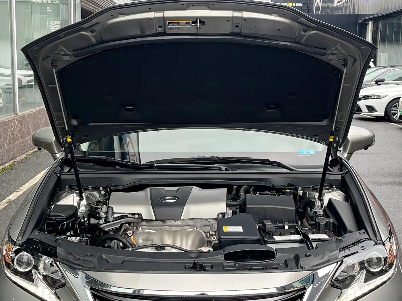 Photo 13 - Lexus ES