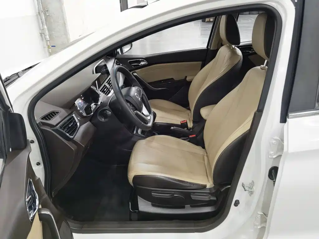 Baojun 310W 2018 2017 1.5L Manual Fashion Edition (China V)