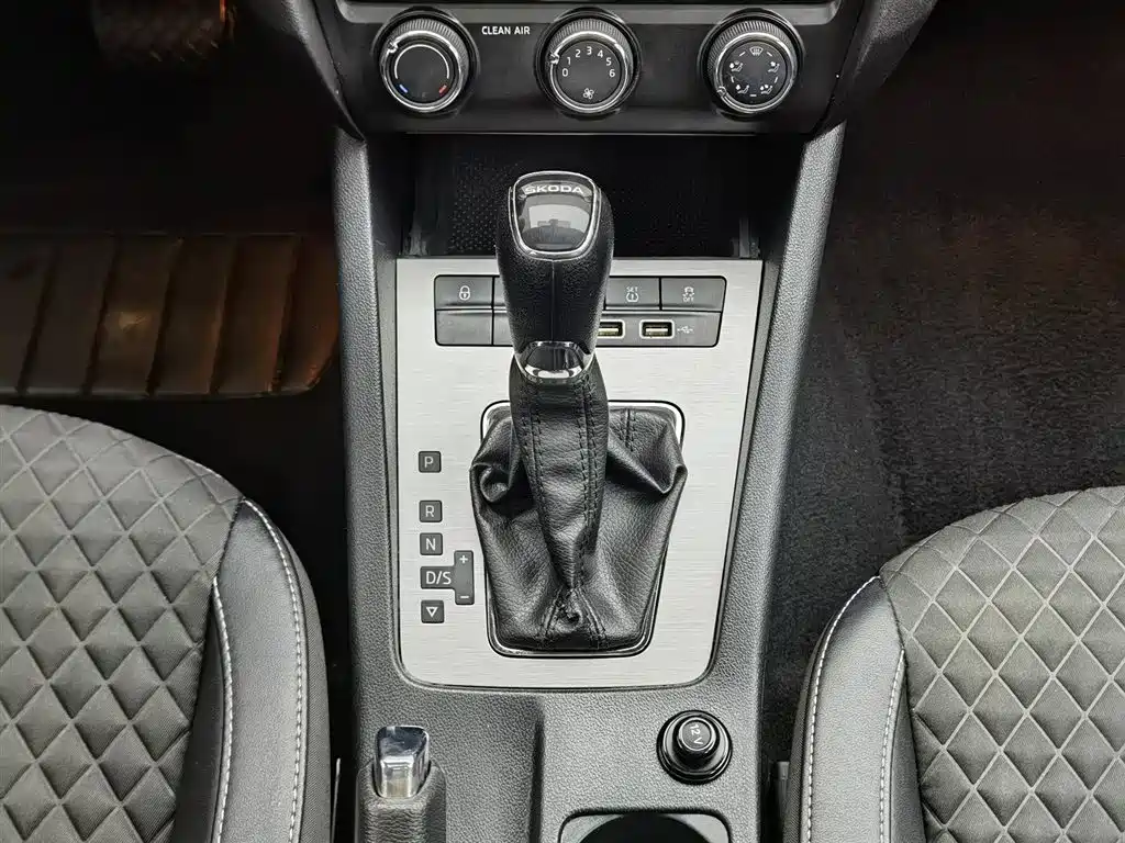 Škoda Octavia 2019 1.5L Automatic Smart Luxury China VI фото 13