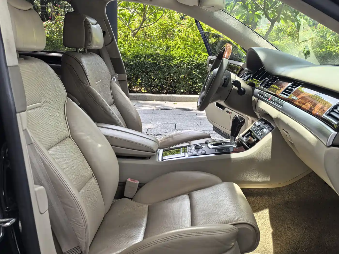 Photo 10 - Audi A8