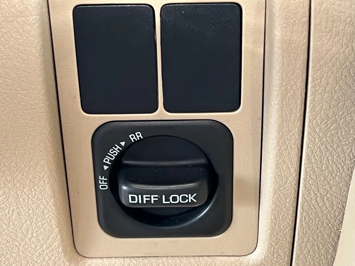 Toyota Land Cruiser (Import) 2015 4.0L V6 Middle East Limited Edition фото 9