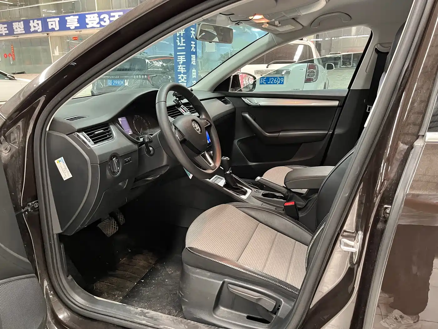 Škoda Octavia 2017 1.6L Automatic Pioneer Edition фото 6