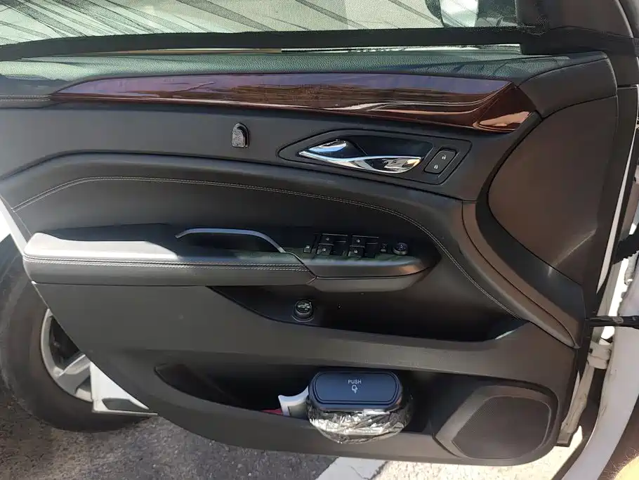 Photo 7 - Cadillac SRX