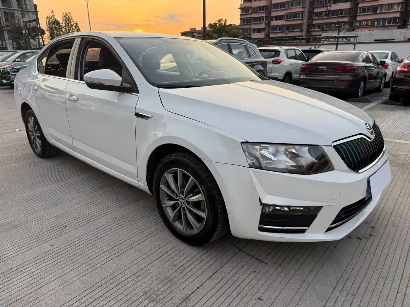 Škoda Octavia 2017 1.6L Automatic Pioneer Edition фото 3