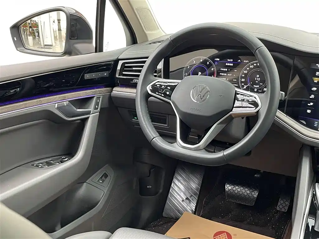 Volkswagen Touareg 2023 3.0TSI R-Line Classic Sports Package фото 29