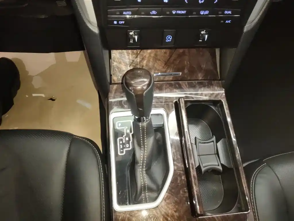 Toyota Camry 2016 2.0G 10th Anniversary Leading Edition фото 14