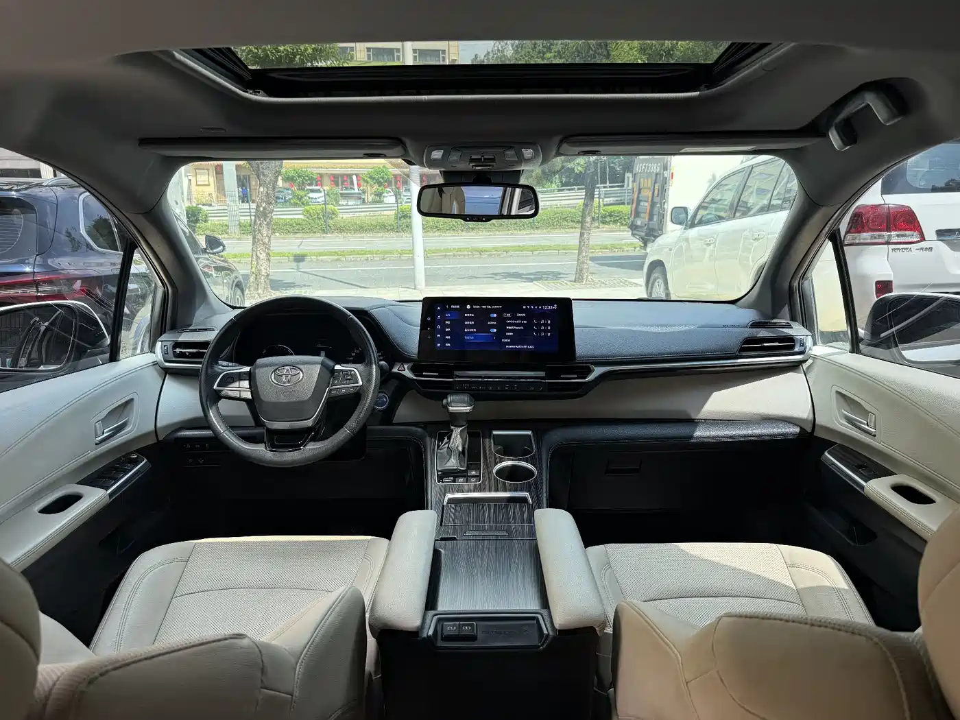 Toyota Sienna 2023 2.5L Hybrid Premium Edition фото 11