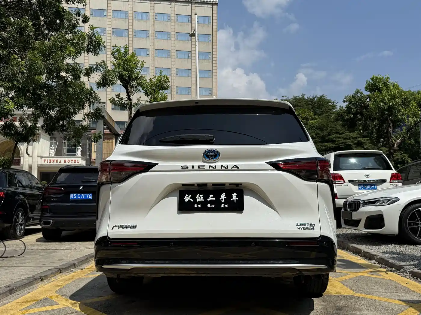 Toyota Sienna 2023 2.5L Hybrid Premium Edition фото 4