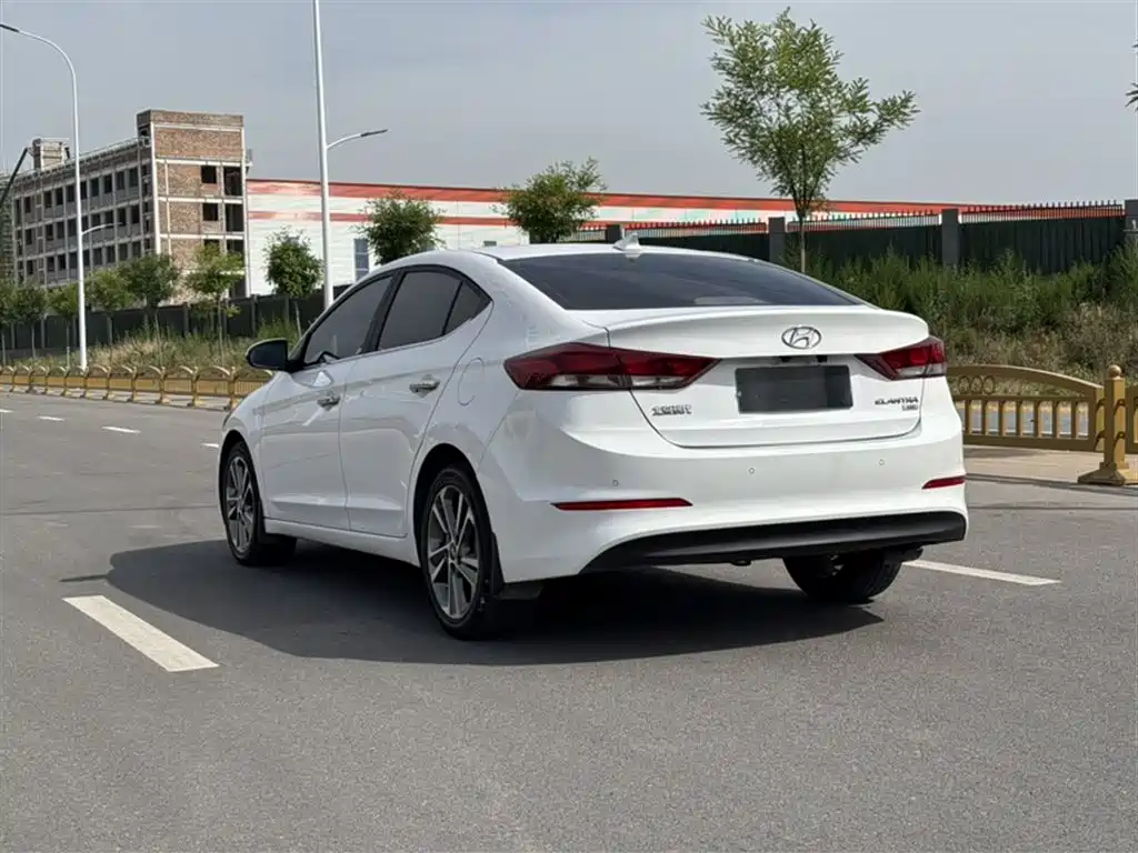 Hyundai Elantra 2016 Model 1.6L Automatic Smart Elite фото 17
