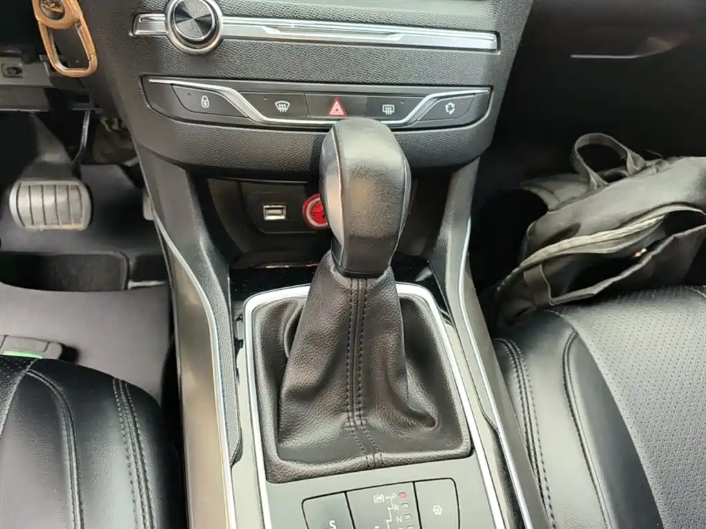 Peugeot 408 2016 1.6T Automatic Luxury Edition фото 14