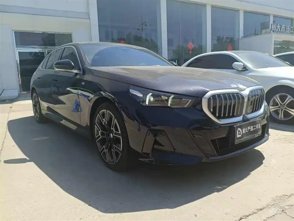 BMW 5 Series 2025 530Li Premium M Sport Package фото 3