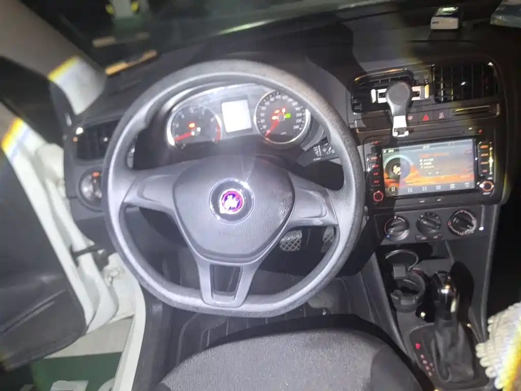 Volkswagen Polo 2014 1.6L Automatic Comfort Edition фото 3