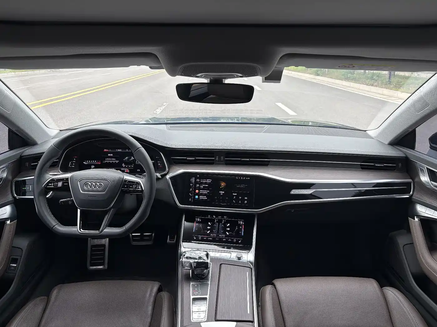 Фото 10 - Audi A7L