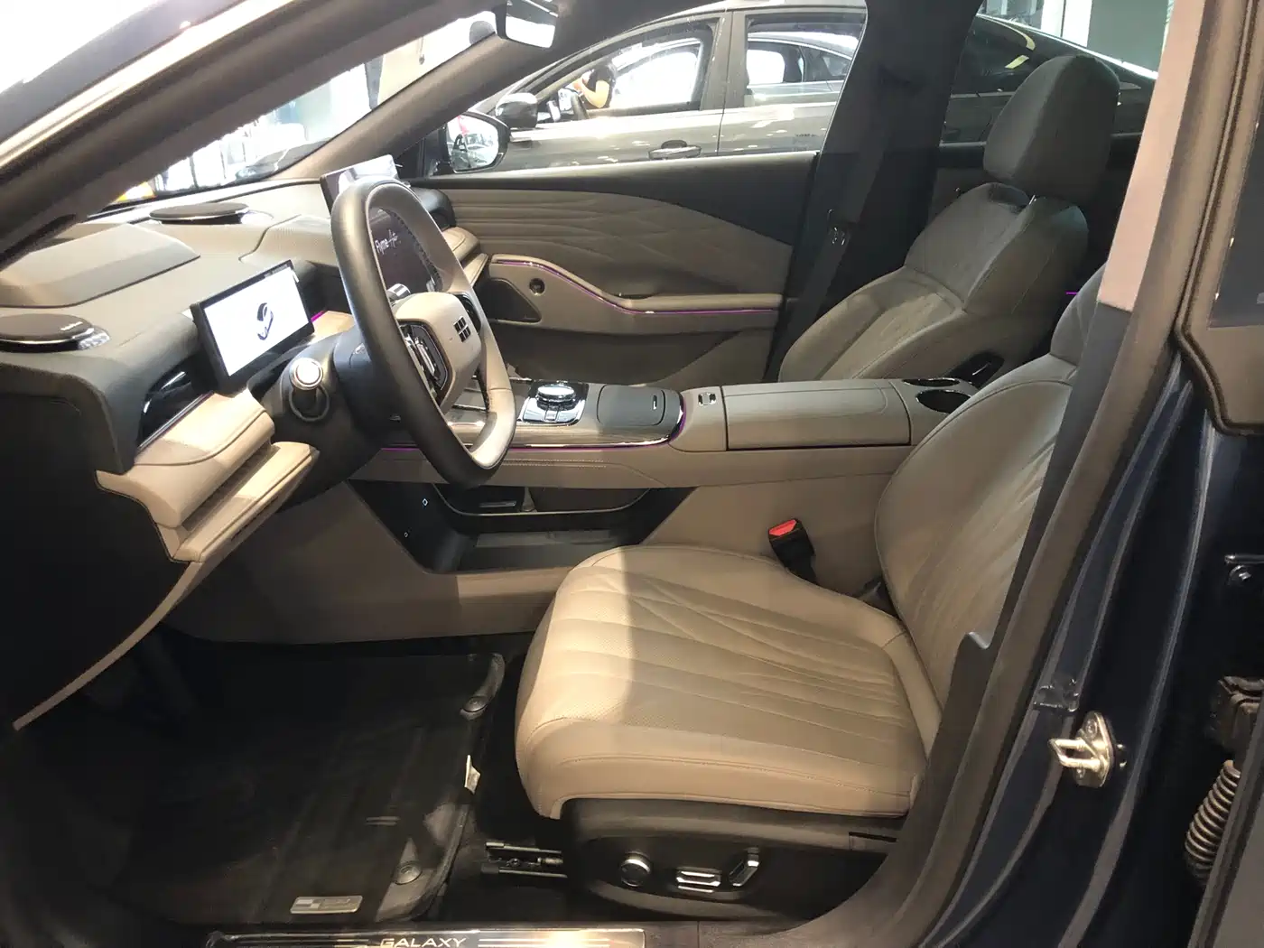 Geely Galaxy Galaxy Xingyao 8 2025 Model 130km EM-i Flagship Edition фото 5